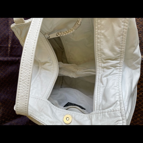 White designer White leather shoulder bag by East West Designs - Picture 9 of 10